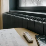 Radiateur à inertie comparatif, puissance et technologie sous fenêtre