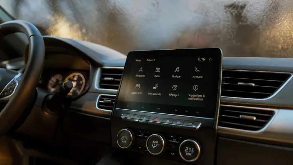 Climatisation automatique AUTO voiture moderne : écran et commandes