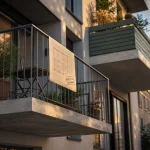 Difference balcon terrasse : balcon et terrasse sur façade moderne