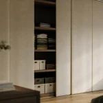 Idée pour fermer un placard sans porte : panneaux japonais coulissants en tissu opaque.