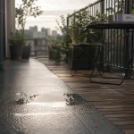 Revêtement sol balcon antidérapant : antirouille, limite glissance, résiste à l’humidité après pluie.